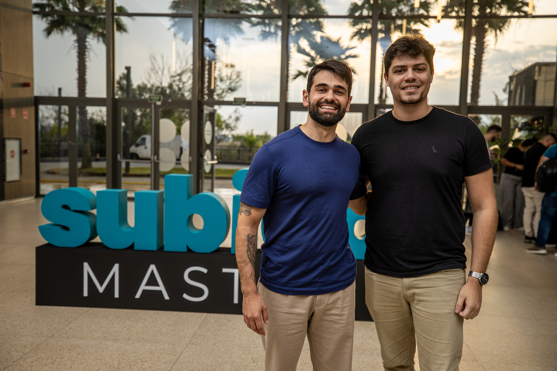 Fernando Santana ao lado de Pedro Sobral no evento Subido Master, referência em tráfego pago no Brasil